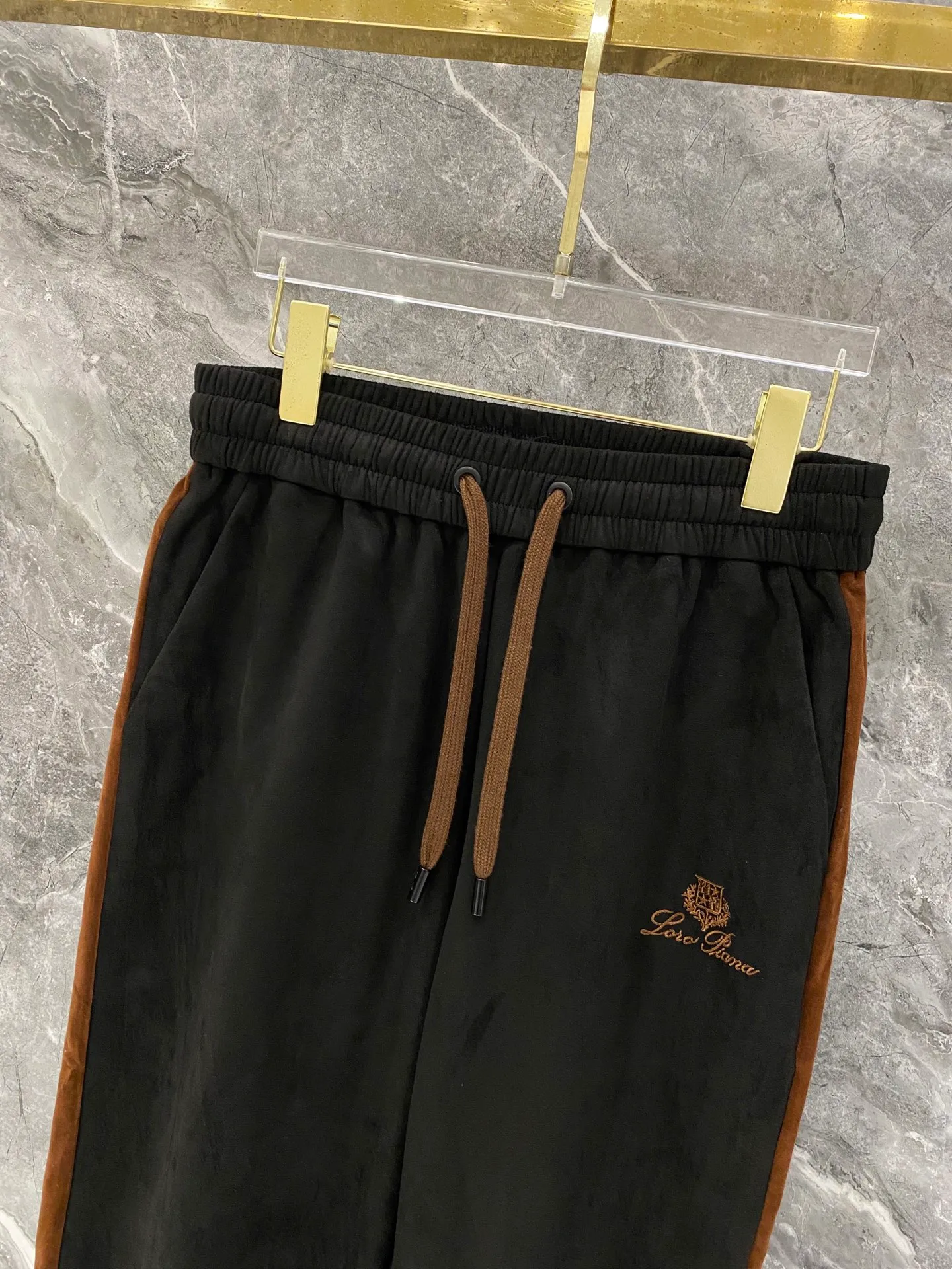 Loro Piana·Noyou Piana suit 26ss customized top-quality fabrics new jackets casual pants, ribbon letter embroidery stitching new show products‼ The product is in perfect condition, comfortable and warm, complete with three labels, full and attractive color, very outstanding design, customized hardware accessories can easily enhance the fashion sense, the workmanship is extremely elegant and rigorous, and the wiring is neat and meticulous! A masterpiece from a famous designer! The upper body does not look bloated and is super handsome! Sizes：M～XXXL